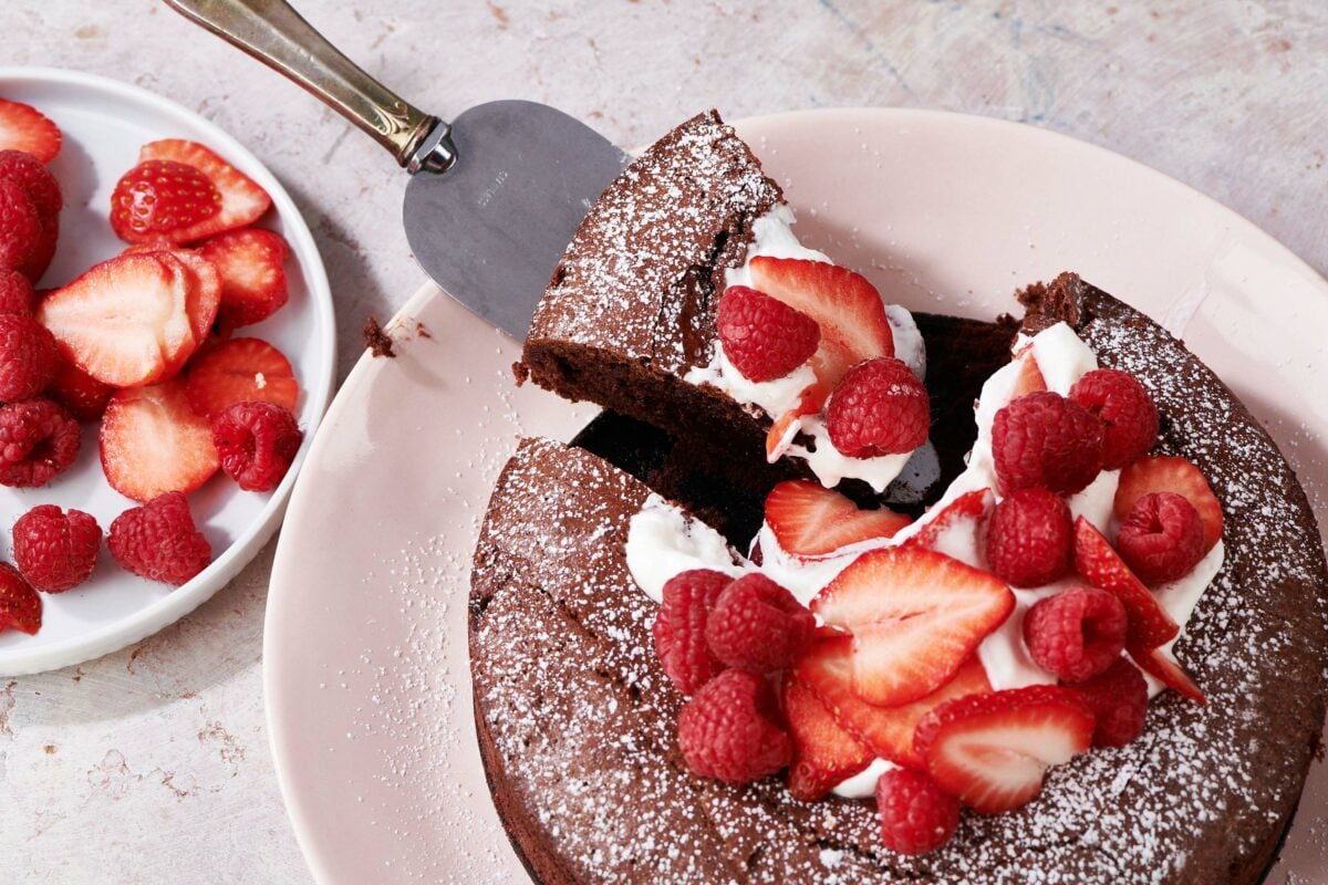How does sugar consumption affect the skin?